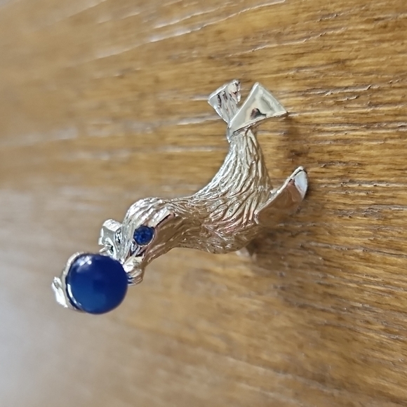 Vintage Gerry’s Signed Seal Brooch Silvertone Blue Moonglow Bead - Picture 2 of 4